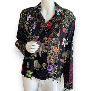 CASUAL STUDIO BLACK QUILTED JACKET WITH FLORAL PRINT. WOMEN’S SIZE MEDIUM